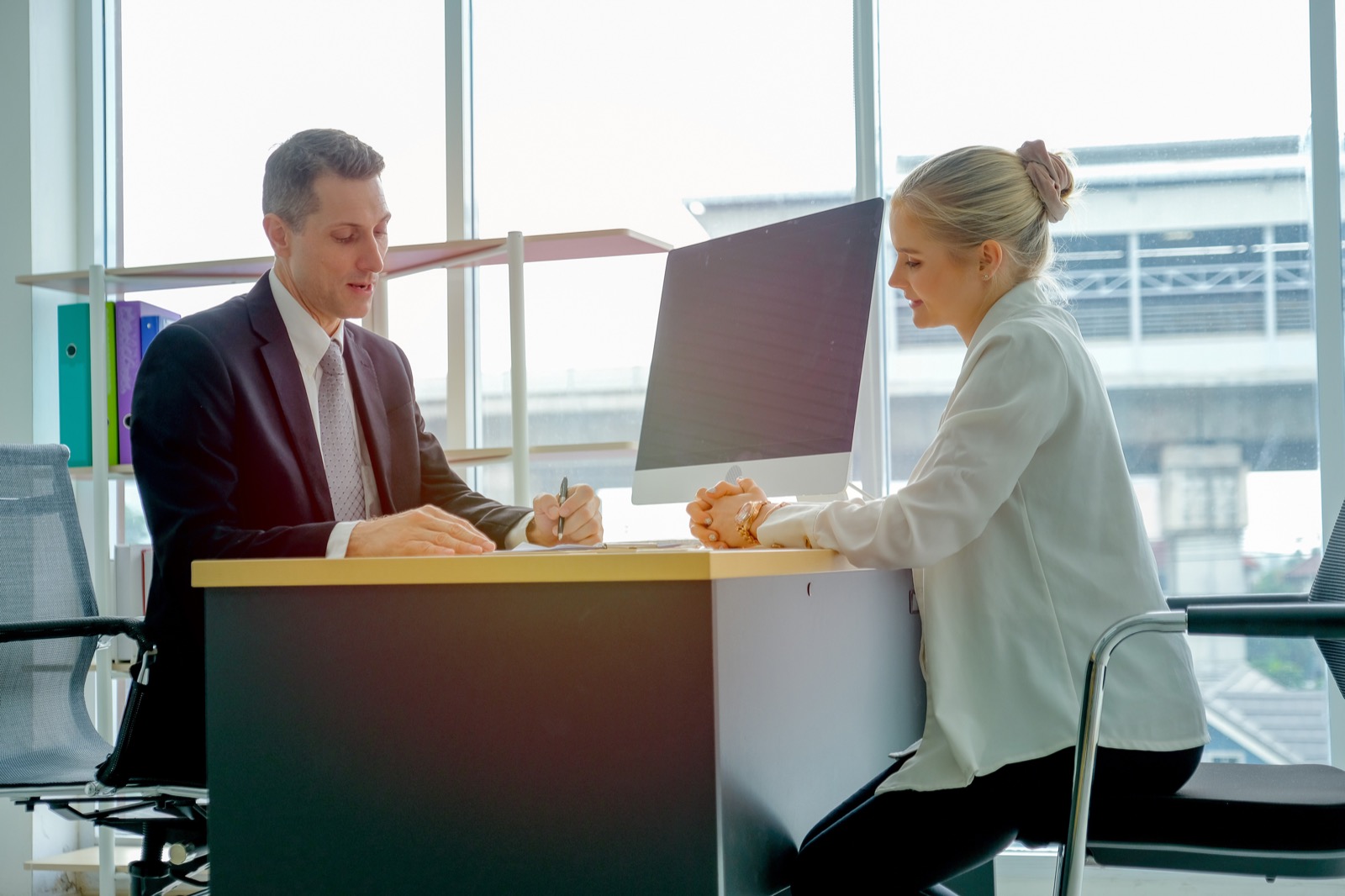 Zwei Personen im Büro, die verhandeln