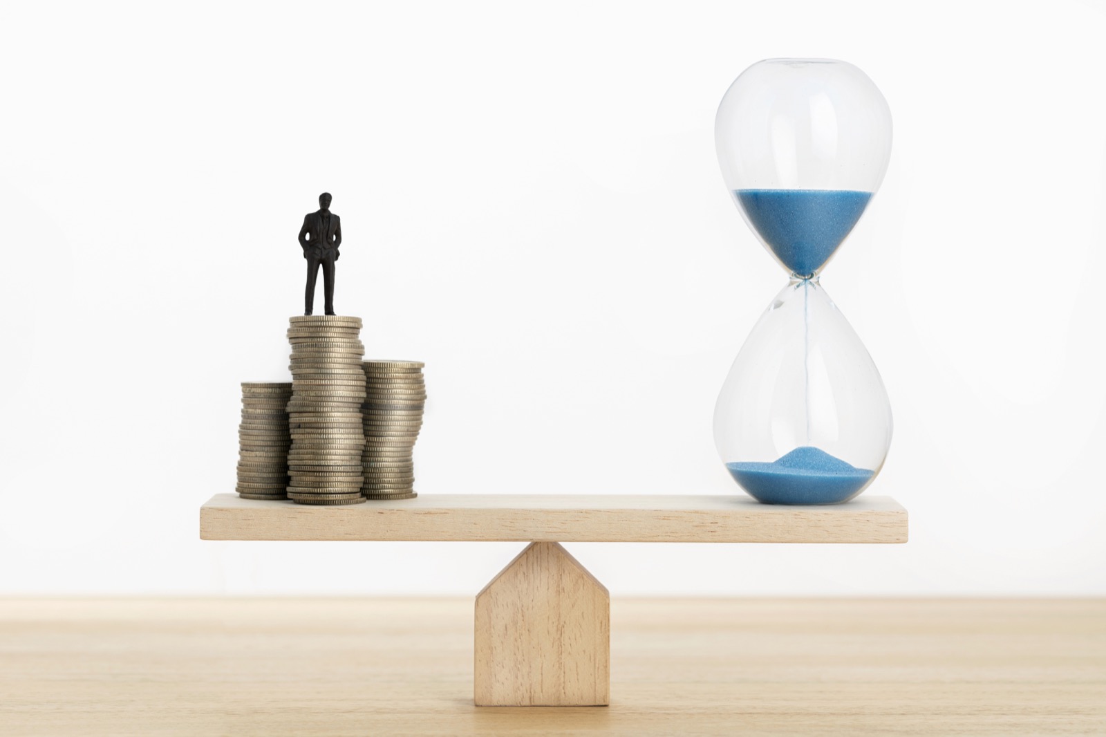 Geld und Zeit auf einer Waage